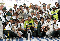 پاکستانی کرکٹ ٹیم سیریز جیتنے کے بعد ٹرافی کے ساتھ